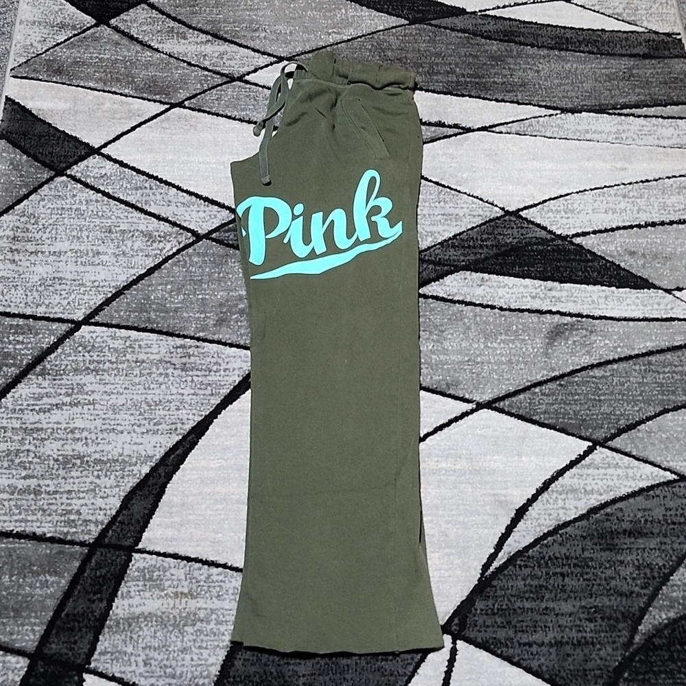 VINTAGE VS PINK 2015 LOGO OVERSIZED WIDE-LEG RAW-HEM ARMY GREEN SWEATPAN…